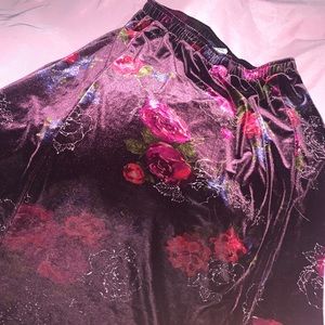 Long skirt featuring red roses